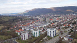 Zillerstall Geislingen mit Albtrauf als Hintergrund (7mb)